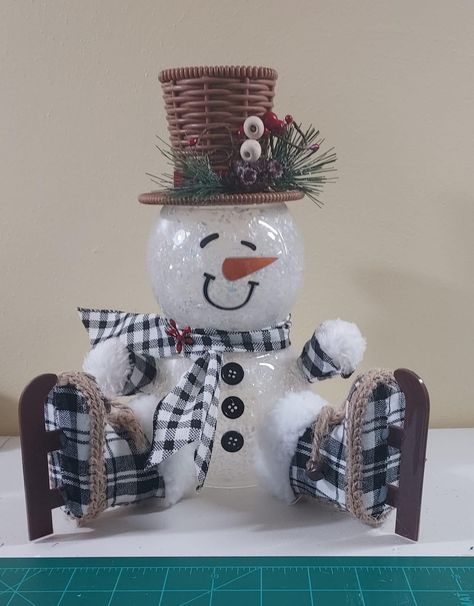 Fishbowl Snowmen Crafts, Dollar Tree Glass Bowl Snowman, Fish Bowl Snowman Diy, Snowmen Fish Bowls, Fish Bowl Snowman How To Make, Dollar Tree Fish Bowl Snowman, Christmas Fish Bowl Ideas, Fishbowl Snowman Diy, Fish Bowl Christmas Ideas