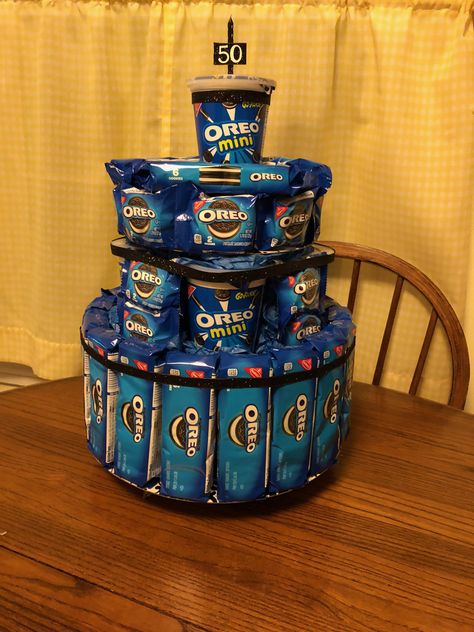 Oreo Gift Basket Ideas, Oreo Gift Basket, Oreo Gift Ideas, Oreo Tower, Oreo Package, Candy Tower, Tricky Tray, Oreo Birthday Cake, Birthday Cake Gift