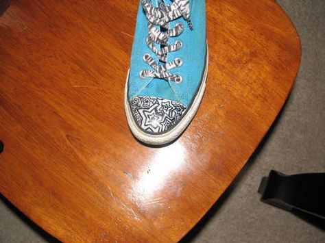 This will show you a simple and effective way to remove pesky sharpie drawings from the rubber of your Converse! Remove Sharpie, Converse Drawing, How To Remove Sharpie, Sharpie Drawings, Black Sharpie, Diy Shoes, Useful Life Hacks, Converse All Star, On Shoes