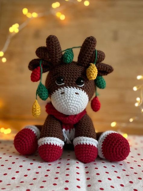 Crochet Christmas Centerpiece Pattern, Swedish Crochet Patterns, Winter Crochet Free Patterns, Winter Crochet Decor, Holiday Crochet Projects, Bookish Crochet Patterns, Santa Crochet Patterns Free, Crochet Winter Decor, Christmas Tree Crochet Patterns