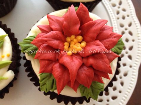 Buttercream Poinsettia Cupcake.  These are too beautiful for me to NOT make! Red Buttercream Flowers, Buttercream Poinsettia, Poinsettia Cupcakes, Festive Cupcakes, Buttercream Tutorials, Xmas Sweets, Buttercream Flowers Cupcakes, Xmas Cakes, Christmas Cupcakes Decoration