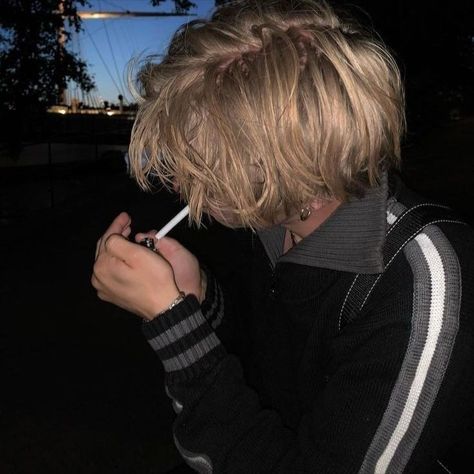 Levi King, King Aesthetic, Blonde Boy Aesthetic, Blonde Hair Boy, Robert Sheehan, Grunge Boy, Bad Boy Aesthetic, Emo Guys, Blonde Boys