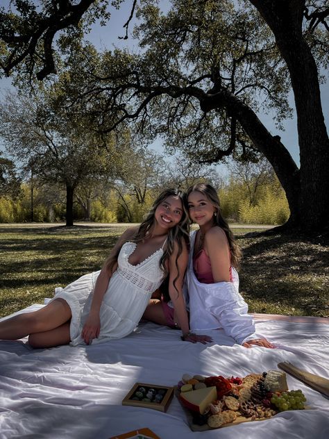 Picnic Pictures Friends Photo Ideas, Rose Charcuterie Board, Picnic Instagram Pictures, Picnic Pics, Charcuterie Board Aesthetic, Picnic Instagram, Salami Rose, Outfit Picnic, Pics With Friends