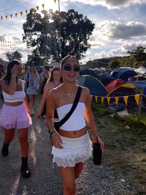 Festival Outfits Dr Martens, Laneway Festival Outfit 2025, Ellie Thumann Stagecoach, Sheer Top Festival Outfit, Festival Outfits Uk Wireless, Extra Innings Festival Outfits, Boston Calling Festival Outfits, In It Together Festival Outfits, Daytime Festival Outfit