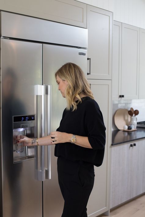 Lewis’s guests marveled at the 42” Built-In Side-By-Side Refrigerator, whose impressive capacity is due to a SmartSpace™ system that embeds the ice dispenser in the freezer door, freeing up more storage space. The flexible system of cantilevered shelves can be easily adjusted at the touch of a button. An LED touch control panel hints at the appliance’s technological bent: the Signature Kitchen Suite App allows Lewis to monitor energy use, delay defrosting, and check on the fridge’s performan... Space Above Refrigerator, Cantilevered Shelves, Above Refrigerator, Signature Kitchen Suite, Dark Counters, Refrigerator Panels, Kitchen Suite, Built In Refrigerator, Side By Side Refrigerator