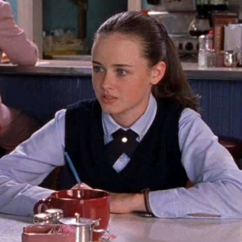 Chilton Rory Hairstyles, Rory Gilmore Braids, Rory Gilmore Ponytail, Rory Gilmore Hairstyles, Study Rory, Ava Clements, Rory Gilmore Hair, Rory Gilmore Style, Gilmore Girl