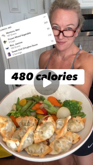 The calorie deficit queen - Kacy Allensworth on Instagram: "Fast food doesn’t have to be from Taco Bell or McDonalds.  You can make your own fast food that is both nutritious and delicious.  Just keep some Kirklands frozen veggies and wontons in your freezer.  You could use a bag of steamed cauliflower rice to lower the calories even further.  #Caloriedeficit #lowcalorie #lowcalorierecipes #lowcaloriemeals #lowcaloriesnacks #weightloss #weightlosscoach #thecaloriedeficitqueen #fit #healthy #4mfit #lowcal #bodycomp #bodycomposition #fit #wontons" Low Calorie Diet Plan, Steamed Cauliflower, Protein Pudding, Healthy School Lunches, Wontons, Low Calorie Snacks, Frozen Veggies, Calorie Deficit, Taco Bell