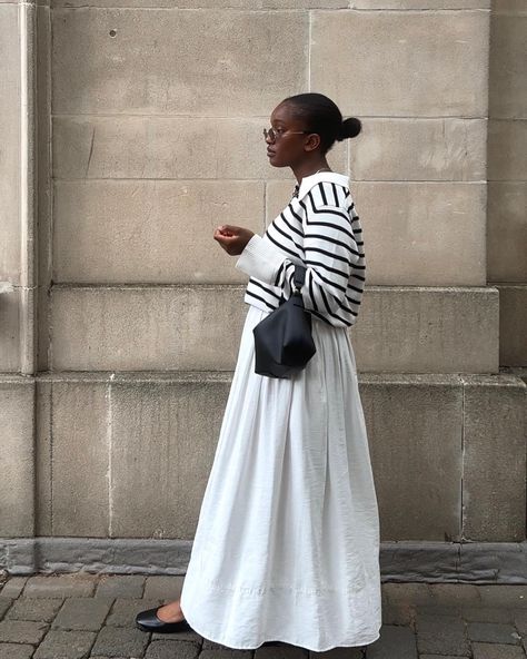 White Gauze Skirt Outfit, Voluminous Skirt Outfit, Flowy White Skirt Outfit, Flowy Maxi Skirt Outfit, White Flowy Skirt Outfit, Flowy Skirt Outfit, Full Skirt Outfit, Comfortable Chic Outfits, Black And White Long Dresses