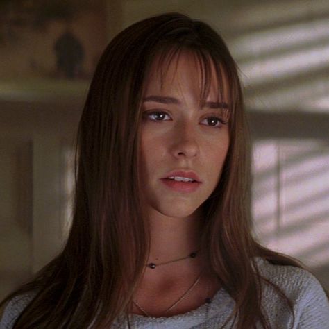 Jennifer Love Hewitt - Julie James Jennifer Love Hewitt Hair 90s, 90's Jennifer Love Hewitt, Jeniffer Love Hewitt, Jennifer Love Hewitt Young, Jennifer Hewitt, Pretty Brunettes, 90's Makeup, Characters Profile, James Hewitt