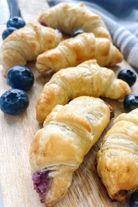 Mini Blueberry Croissants - Feeding Tiny Bellies Blueberry Crossaint Puff, Crossaints Recipes Dinner, Puff Pastry Recipes Blw, Toddler Crescent Roll Recipes, Crossaints Recipes, Kid Appetizers, Tiny Bellies, Easy Baby Food Recipes, Mini Croissants