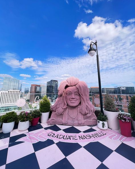 Welcome to the coolest hotel in Nashville 😫😍 The Graduate 🎀 if you ever go to Nashville, you have stop in here, at least for a drink & a snack at their rooftop bar ‘White Limozeen’🥂 they book up in advance though so make sure you make a reservation, especially if you’re coming in a larger group 🫶🏻 #nashville #explorenashville #graduatehotels #whitelimozeen #WLrepost Graduate Nashville Hotel, White Limozeen Nashville, The Gulch Nashville, White Limozeen, Nashville Hotels, The Graduate, Rooftop Bar, Nashville Tennessee, A Drink