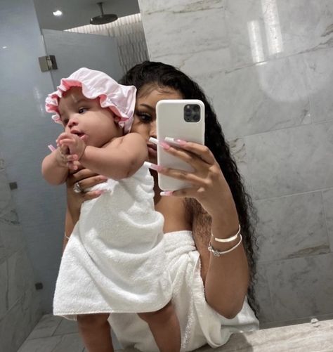 Luxury Baby Fashion, Mommy Daughter Photoshoot, Mommy Daughter Pictures, Mommy Daughter Photos, Maternity Photography Poses Couple, Mommy Moments, Moms Goals, Mommy Goals, Baby Momma