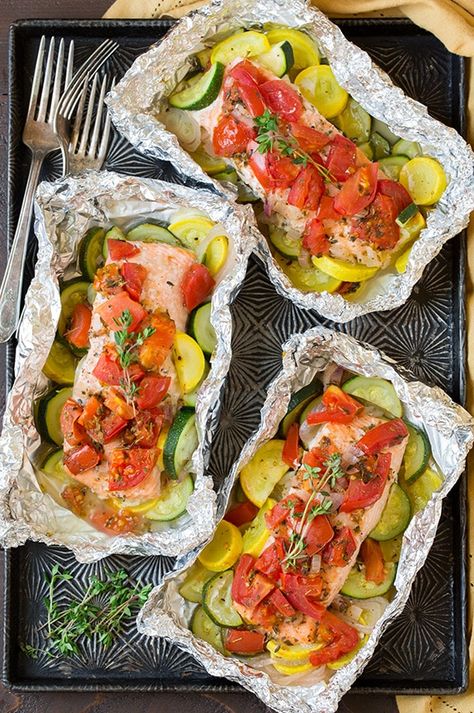 Salmon and Summer Veggies in Foil is the fresh and healthy summer meal that's perfect for the grill and using up seasonal produce! Salmon In Foil, Plats Healthy, Summer Veggies, Baked Salmon Recipes, Foil Packets, Healthy Summer Recipes, God Mat, Cooking Classy, Baked Salmon