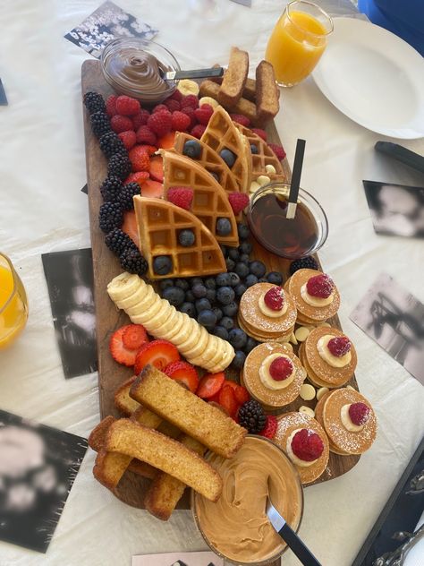 French Toast Platter, Eid Brunch, Waffles Cinnamon, Cinnamon French Toast Sticks, Brunch Charcuterie, Breakfast Charcuterie Board, Breakfast Charcuterie, Homemade Breakfast Recipes, Breakfast Christmas