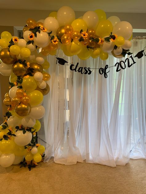 Sunflower themed balloon arch for the class of 2021 Balloon Arch With Sunflowers, Sunflower Garland Balloons, Sunflower Balloon Arch Ideas, Black And Yellow Balloon Arch, Sunflower Grad Party, Yellow And Black Graduation Party Ideas, Sunflower Themed Graduation Party, Sunflower Graduation Party Theme, Sunflower Balloon Arch