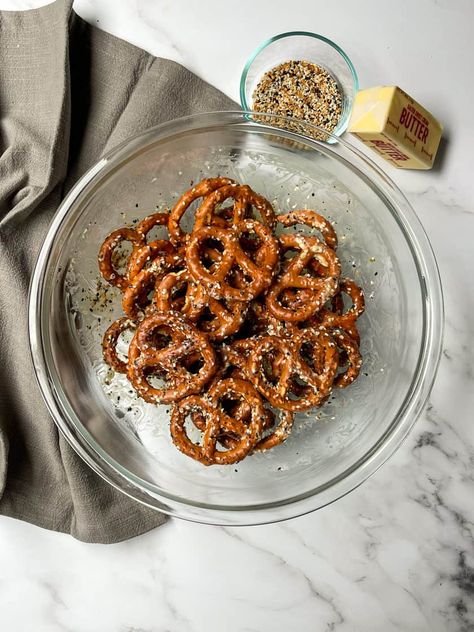 Take your party pretzels to a new level and make Everything Bagel Pretzels. They are the quickest and easiest party food, and absolutely delicious. Made in minutes with 3 simple ingredients. Everything Bagel Pretzels, Everything Pretzel, Party Pretzels, Tailgate Foods, Seasoned Pretzels, 31 Daily, Card Playing, Recipe For 2, No Cook Appetizers