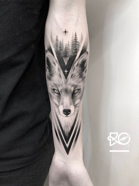 Tattoo Antlers, Fox Tattoo Men, Tattoo Stockholm, Blitz Tattoo, Geometric Animal Tattoo, Fox Tattoo Design, Back Of Arm Tattoo, Geniale Tattoos, Fox Tattoo