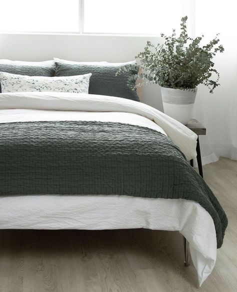 Moss Green And Gray Bedroom, Forest Green Comforter Bedroom, Forest Green Quilt, Emerald Green Room Ideas Bedroom, Forest Green Bedding, Dark Green Quilt, Green Comforter Bedroom, Emerald Green Rooms, Layered Bedding Ideas