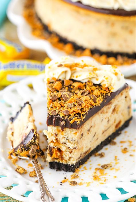 is Butterfinger Cheesecake is a thick and creamy peanut butter cheesecake filled with chopped Butterfingers in an Oreo crust! Butterfinger Dessert Recipes, Butterfinger Dessert, Butter Finger Dessert, Butterfinger Cheesecake, Fancy Deserts, Cheesecake Ideas, Dessert Cheesecake, Cheesecake Dessert, Oreo Crust