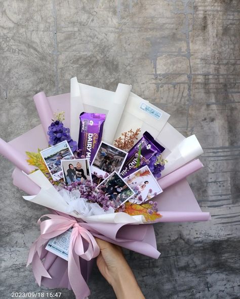 Buket bunga babybreath ungu dengan foto polaroid dan coklat dairy milk Buket Coklat Dairy Milk, Bucket Foto, Dairymilk Bouquet, Birthday Bouquet Ideas, Coklat Dairy Milk, Polaroid Bouquet, Cute Flower Bouquets, Bouquet Of Candy, Purple Gifts