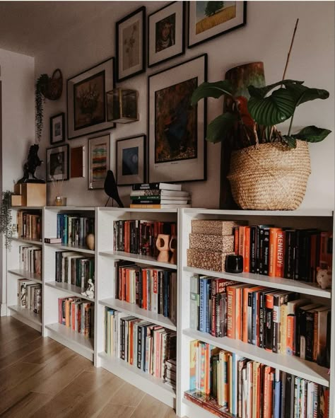 Gallery Wall Bookcase, Billy Bookshelf Wall, 2 Bookshelves In Living Room, White Rack Decor, Rent Friendly Bookshelves, Books In Apartment, Bookshelf Gallery Wall, Living Room Ideas Bookshelves, Low White Bookcase