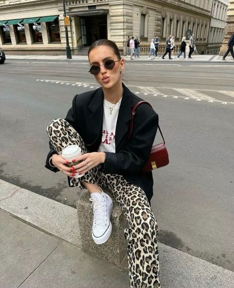 Print Jeans Outfit, Leopard Jeans Outfit, Leopard Print Pants Outfit, Printed Pants Outfits, Saturday Outfit, Outfits Lazy, Leopard Print Outfits, Animal Print Jeans, Animal Print Pants