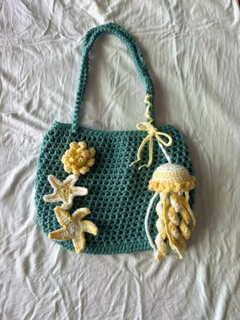 -Handmade crochet ocean-themed crochet bag -includes starfish motifs and a jellyfish keychain -Lined with satin -convertible lengths - a simple and fast project..#crochetbag #handmadebag #DIYbag #crochetlove #bagaddict Crochet Ideas Pictures, Crochet Projects Thick Yarn, Ocean Crochet Ideas, Crochet Ocean Bag, Crochet Bag Accessories, Starfish Crochet, Ocean Crochet, Sea Crochet, Crochet Ocean