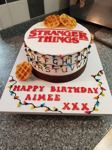 Stranger things cake #StrangerThings #party Stranger Things Birthday Cake, Stranger Things Cake, Gökkuşaği Pasta, Stranger Things Birthday, Stranger Things Halloween Party, Nursing Cake, 11 Stranger Things, 13 Birthday Cake, Stranger Things Halloween