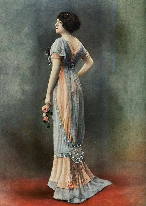 Evening gown by Bernard, photo by Félix, Les Modes May 1910 Edwardian Gowns, Fashion 1910, 1910s Fashion, 20th Century Fashion, Edwardian Dress, Antique Dress, Vintage Gowns, Antique Clothing, Old Fashion