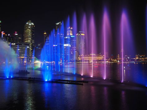 Spectra light and water show Sinapore #lights #singapore #marinabay #water Spectra Light Show Singapore, Singapore Outfit, Singapore Things To Do, Singapore Attractions, Singapore Flag, Singapore Noodles, Singapore Hotels, China Town, Singapore Food