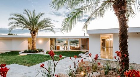 Palm Springs Architecture, Midcentury Architecture, Palm Springs Style, Residential Architect, Simplistic Design, Australian Homes, The Design Files, Mid Century House, Byron Bay