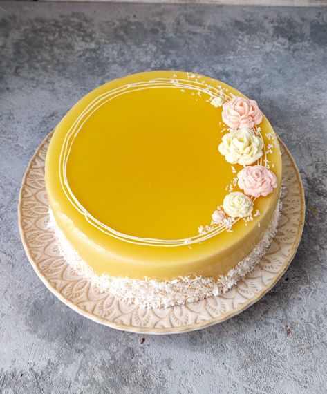 Mango Cheesecake Decoration, Mousse Cake Decoration Ideas, Mousse Cake Decoration, Roses Decoration, Mango Mousse Cake, Fruit Cake Design, Cakes Simple, Fresh Fruit Cake, Chocolate Garnishes