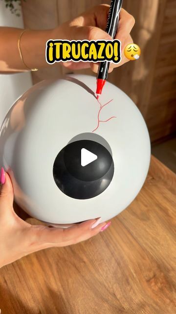 Tips de Lina on Instagram: "Mira como puedes hacer un ojo con globos, es muy fácil 🤗 #tips #tipshogar #ideas #ideascreativas #losabias #ideasen5minutos" Teen Halloween Party, Teen Halloween, Balloon Crafts, Halloween Hats, Christmas Projects Diy, Halloween Monster, Halloween Projects, Christmas Projects, Balloon Decorations