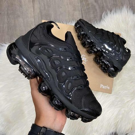 Vapormax Plus Black, Tn Black, Black And Gold Sneakers, Vapor Max Plus, Nike Vapormax Plus, Air Vapormax Plus, Lv Fashion, Nike Air Vapormax Plus, Vapor Max