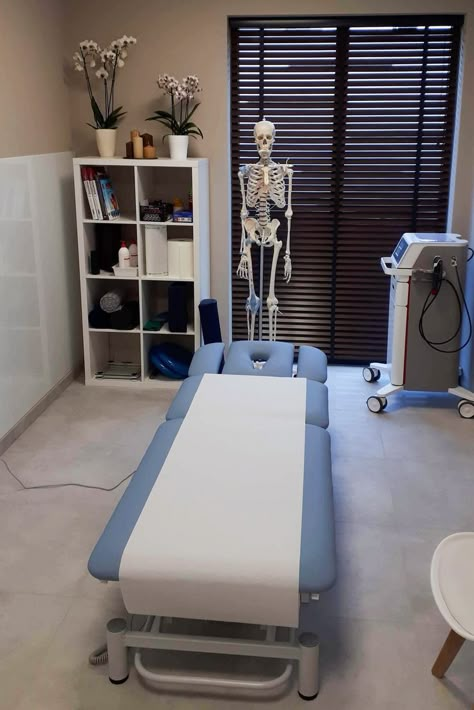 Physiotherapy Room, Chiropractic Office Design, Massage Room Design, Body Massage Techniques, Physiotherapy Clinic, Chiropractic Clinic, Therapist Office, Clinic Interior Design, Wellness Clinic