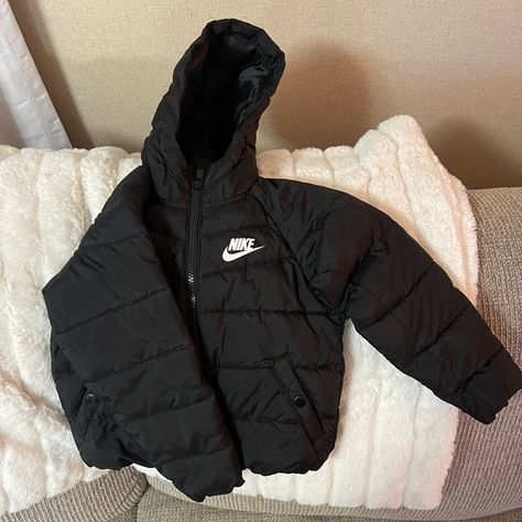 Toddlers Nike Zip-up Puffer Jacket Nike Puffer Coat, Nike Puffer Jacket Outfit, Nike Jacket Outfit, Puffer Jacket Aesthetic, Nike Jacket Women, Nike Winter Jacket, Nike Coats, Coats Nike, Nike Winter Jackets