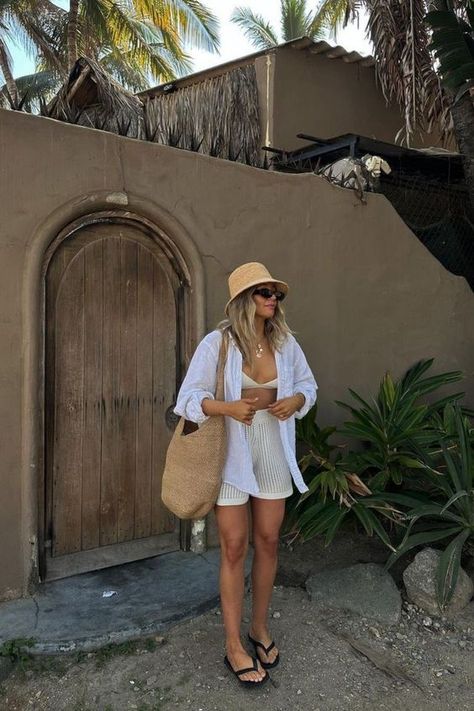 10 Outfits a los que les tienes que añadir una camisa abierta | Es la Moda Phillipines Vacation Outfit, Fuerteventura Outfit, Bali Looks, Thailand Beach Outfit, Outfits To The Beach, Cool Beach Outfits, Beach Wear For Women Outfits, Hawaii Trip Outfits, Outfit For Beach