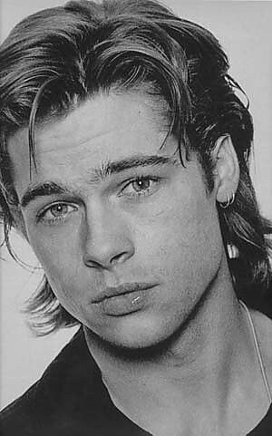 Brad pitt black and white 90s Hairstyles Men, 90s Actors, 80s Men, 90s Men, 90s Hairstyles, Long Hair Styles Men, Brad Pitt, Jennifer Aniston, Haircuts For Men