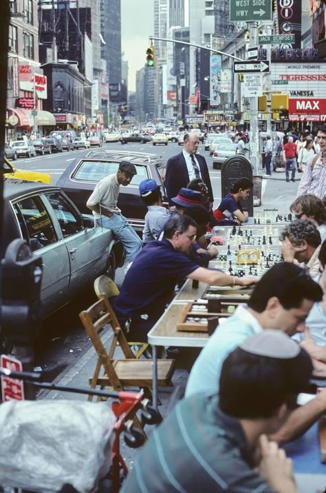 NYC "Street Chess" - 1986 - photo by Yvon Maurice 1980s Nyc, People Playing Chess, Chess Art, Old Nyc, Playing Chess, Vintage Nyc, Chess Club, Chess Players, Old New York