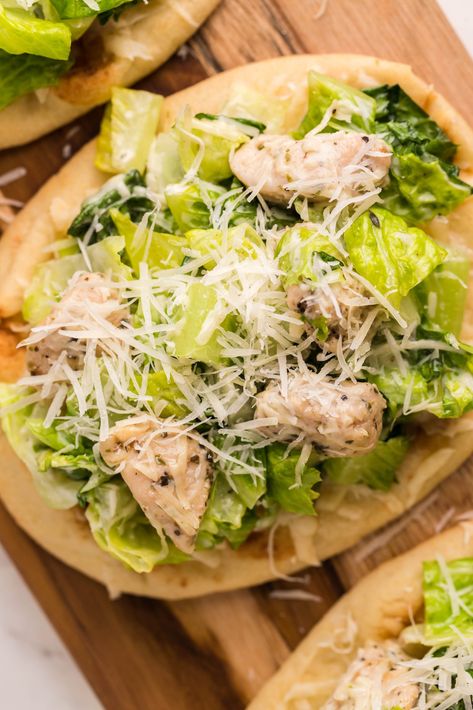 This is a quick, easy, and totally satisfying meal. I used store-bought flatbread, seasoned pan sauteed chicken, and myfavorite Caesar salad dressing. Chicken Caesar Salad Flatbread, Chicken Ceaser Salad Flatbread, Flatbread Chicken, Chicken Cesar, Chili Easy, Cheese Flatbread, Flatbread Recipe, Caesar Salad Dressing, Crockpot Chili