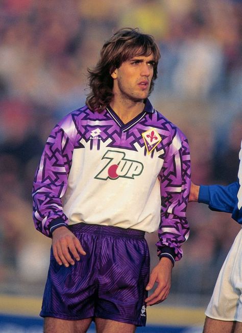 Gabriel Batistuta (Fiorentina) Daniel Passarella, Vintage Football Shirts, Retro Football Shirts, Football Vintage, Best Football Players, Football Images, Classic Football Shirts, Football Uniform, Football Fashion