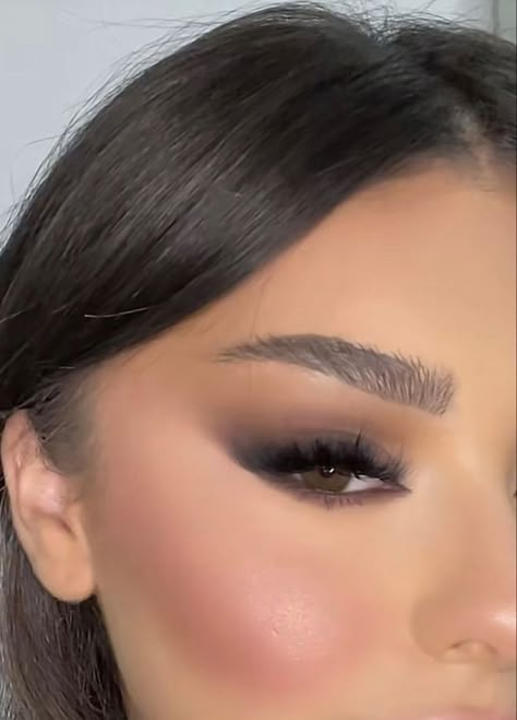 Makeup Looks To Go With White Dress, Baddie Smokey Eye, Simple Fancy Makeup, Ulta Beauty Advisor Outfits, Prom Makeup For Green Eyes Purple Dress, Make Up Nero, Tan Eyeshadow Look, Cop Halloween Makeup, Makeup Looks Night Out