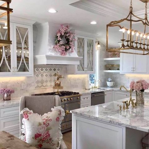 Glam Kitchen Decor, Glam Kitchen, Boho Kitchen Decor, Interior Design Career, Fabulous Kitchens, White Kitchen Design, Boho Glam, Counter Tops, Decor Minimalist