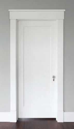 Modern Door Frame Molding, How To Make Walls Look Taller, Trim Work Ideas, Modern Farmhouse Baseboards, Baseboard Trim Ideas, Door Trim Ideas Moldings, Farmhouse Baseboards, Farmhouse Molding, Door Moldings