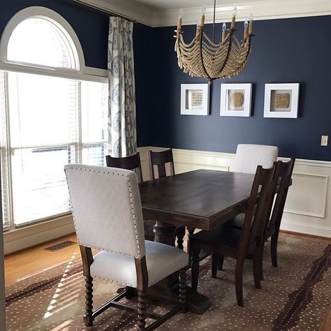 Paint Colors of Instagram 02.24.17 - Favorite Paint Colors Blog Dining Room Blue Paint, Hale Navy Dining Room, Small Kitchen Dining Room Combo, Wallpaper Dining Room, Wallpaper Dining, Dining Room Navy, Famous Wallpaper, Kitchen Dining Room Combo, Navy Paint