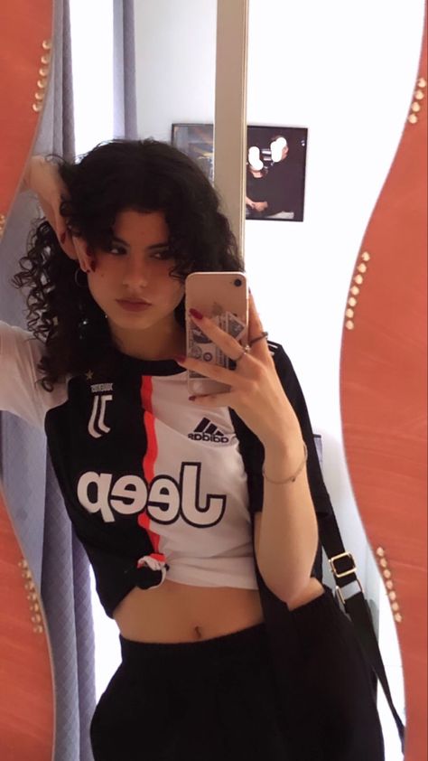 pretty girl with a football jersey Jersey Mirror Selfie, Jersey Girl Aesthetic, Juventus Aesthetic, Blokecore Aesthetic, Aesthetic Pretty Girl, Juventus Jersey, Curly Head, Aesthetic Pretty, Jersey Girl