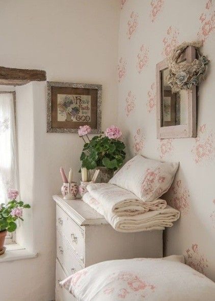 🍀🌸🤍🍀🌸🤍🍀🌸🤍 Pink And White Decor, Cabbages And Roses, Lavender Crafts, Gorgeous Wallpaper, Chic Living Room Decor, Secret Space, Pink Cottage, Roses Wallpaper, Cottage Interior