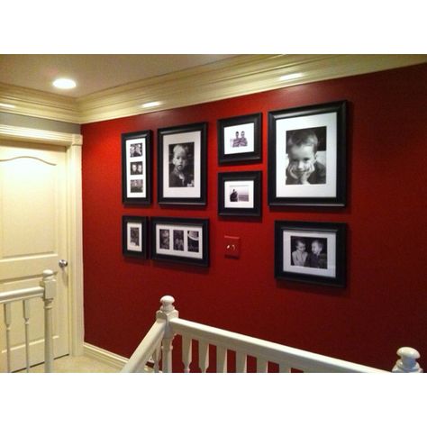 Rode muur met veel witte accenten en witte lambrisering Red Living Room Walls, Red Room Decor, Burgundy Living Room, Burgundy Walls, Living Room Wall Color, Room Wall Colors, Living Room Red, Red Home Decor, Ideas Hogar