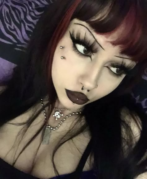 Cute Emo Makeup, Emo Goth Makeup, Emo Baddie, Dark Makeup Looks, Punk Makeup, Alt Makeup, Swag Makeup, Makeup Help, Alt Girls