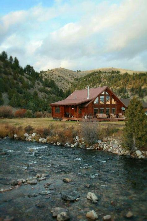 Mountains and a river make a perfect place for this log cabin home Gömda Rum, Ranch Cabin, Montana Homes, Rock Creek, Cabin Living, Log Cabin Homes, Cabins And Cottages, Cabin Life, Cabin Fever